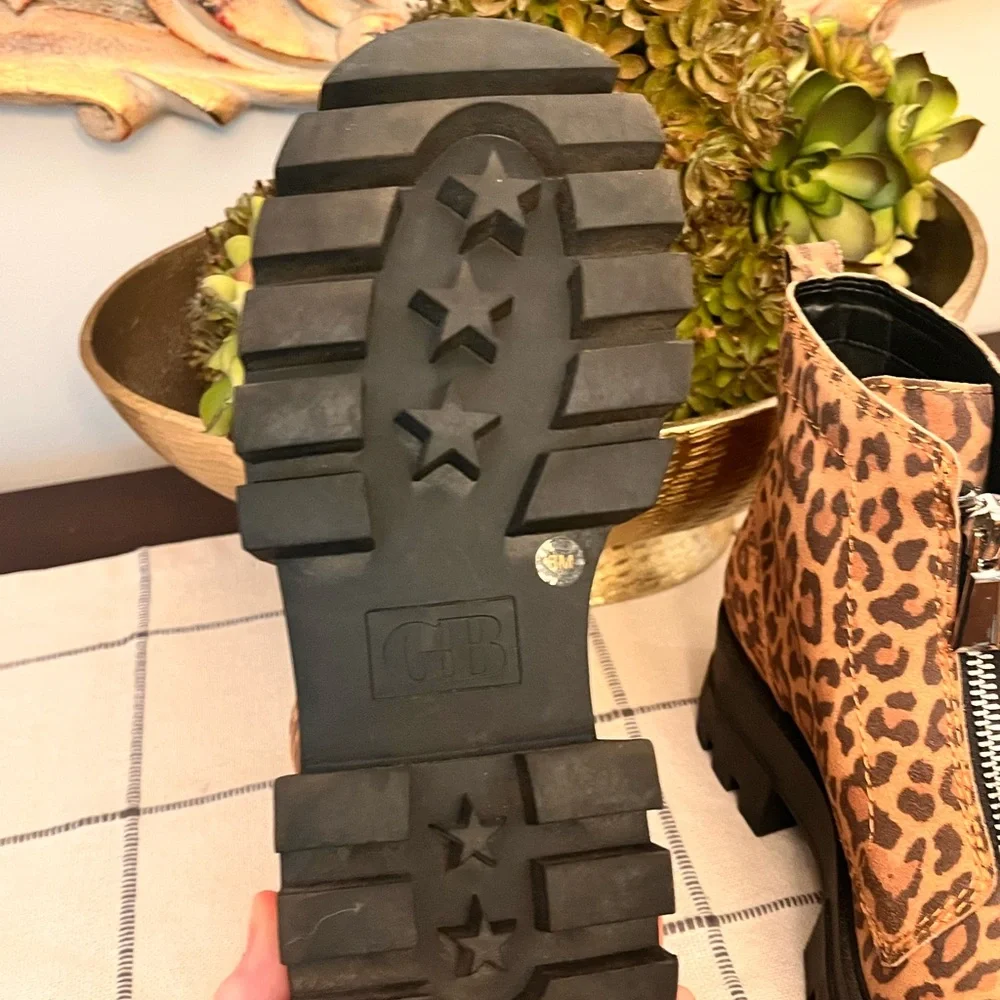 Gianni Bini Leopard Print Lug Soles Size 8 Zip Up Platform Chunky Heavy